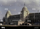 the-twin-towers-of-the-old-wembley-stadium-london-england-uk-JPD7DM.jpg