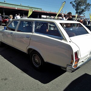 1974_Leyland_P76_Super_station_wagon_prototype_(9603547518).jpg