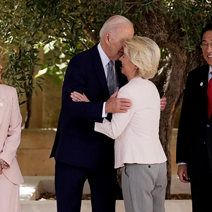 Biden_awkwardly_salutes_Italian_Prime_Minister_Giorgia_Meloni_as_he_arrives_at_G7_summit.png