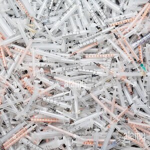 medical-waste-a-pile-of-used-plastic-disposable-syringes-a-few-detachable-JH9050.jpg