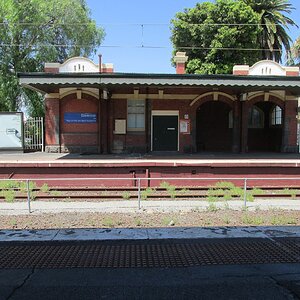 Essendon_station_platforms_2018.jpg