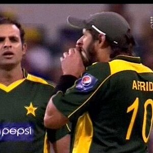 Shahid-Afridi’s-ball-biting-incident-cricket-controversies.jpg