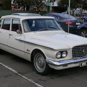 1962_Chrysler_Valiant_(RV1)_sedan_(2015-07-15)_01.jpg